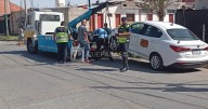 Remisero borracho se durmió dentro del auto: estaba mal estacionado
