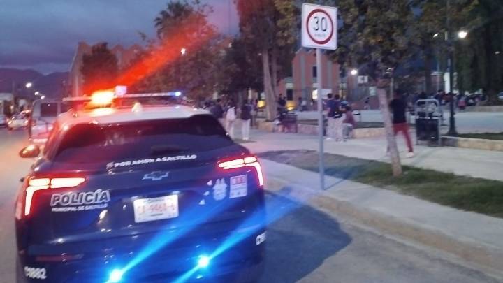 Alumnas se agarran a golpes en la Plaza Coahuila, Saltillo; sus madres presuntamente alentaron la pelea