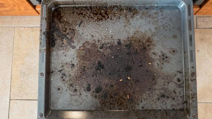 Cómo lo hacían las abuelas: el truco para quitar la grasa pegada de tus asaderas en minutos