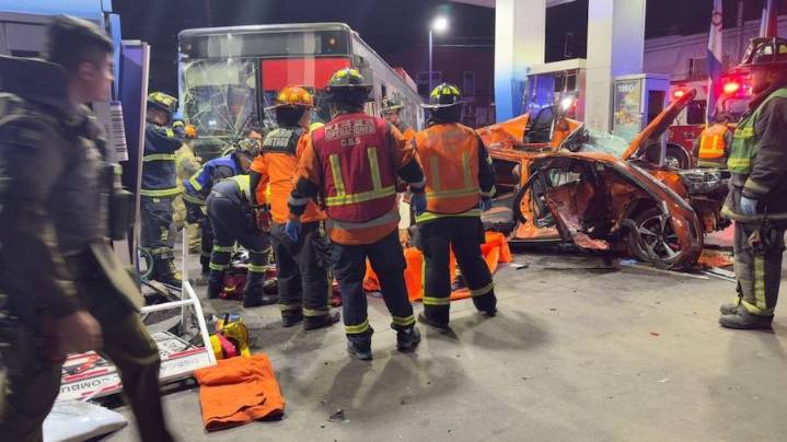 Persecución policial termina con dos delincuentes muertos: colisionaron contra un bus en Providencia