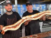 La parrilla del conurbano que vende sándwiches de chorizo de un metro
