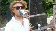 Un turista desata las críticas de medio mundo tras 'robar' una ofrenda junto a una tumba en un cementerio de Japón
