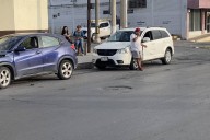 Se estrella contra camioneta al cruzar sin precaución en Saltillo