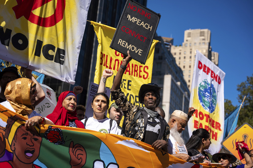 Manifestantes en NY protestan contra instituciones financieras, la crisis climática, Trump y Gaza