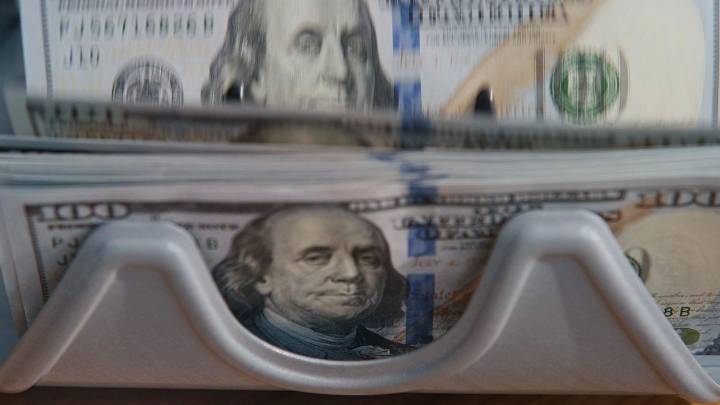 El dólar oficial encadena otra leve alza y en el Banco Nación ya se vende a $1.435