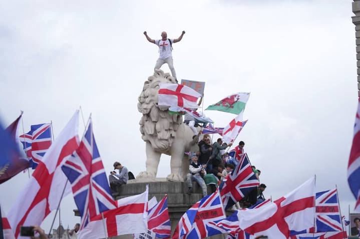 Thousands march in London in support of far-right activist Tommy Robinson – Winnipeg Free Press