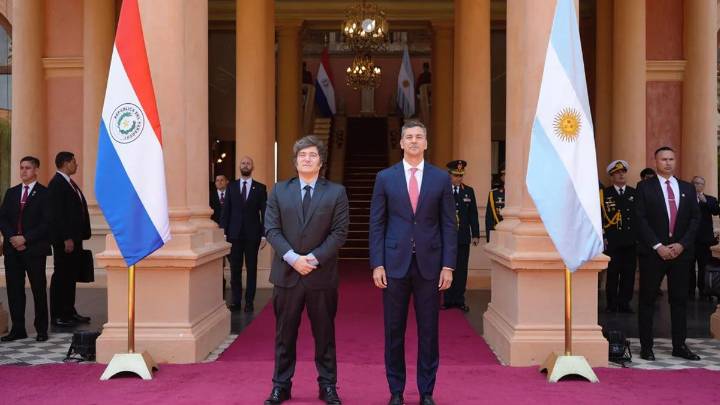 Javier Milei mantuvo un encuentro bilateral con Santiago Peña en Paraguay