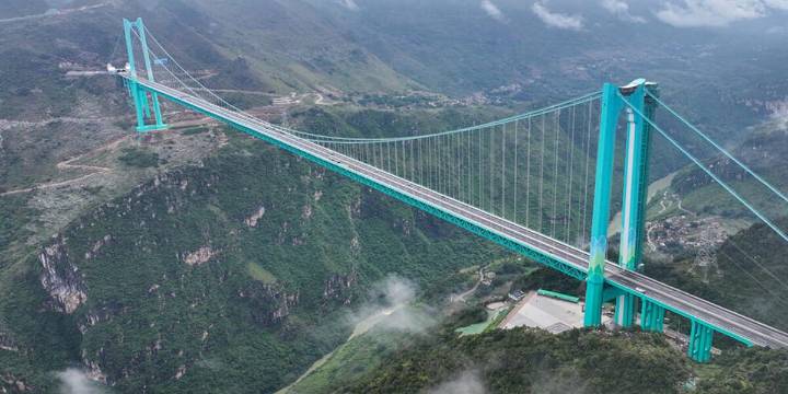 Puente más alto del mundo abre al tráfico en China