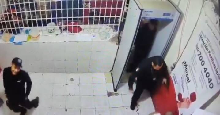 VIDEO: Custodio patea a un reo esposado en el penal de Huejotzingo, en Puebla; alcalde lo niega