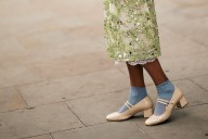 A debate el calcetín: del ejecutivo al blanco deportivo, 20 looks con los zapatos clave para llevarlo en 5 niveles de dificultad
