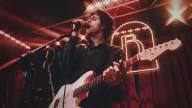 ¡Talento peruano que no deja de crecer! Jaze hace sold out en España y sigue llevando la música peruana al mundo