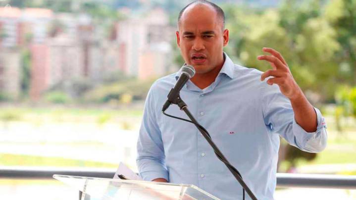 Ministro de Educación propone debate nacional sobre prohibir tareas escolares
