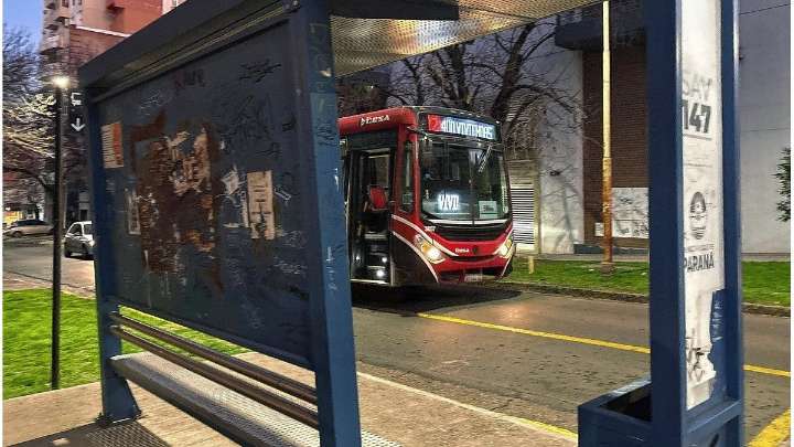 Continúa el paro de colectivos en Paraná y solo circulan las líneas del área metropolitana