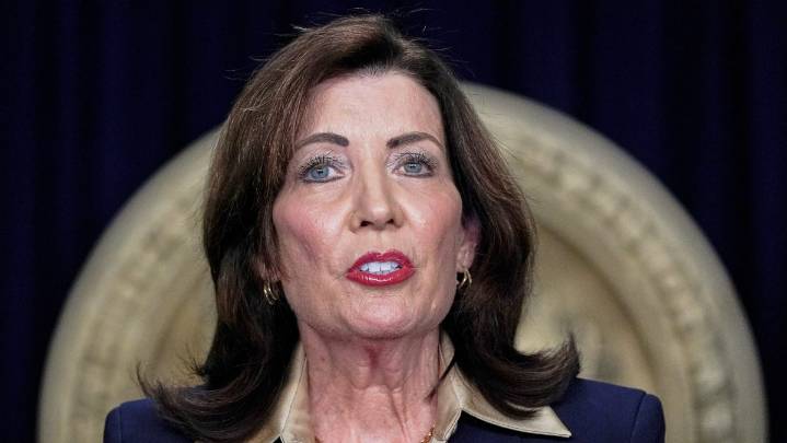 Hochul emite orden para recetar vacunas contra la covid-19 en medio del cambio en la política federal