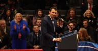 Disparan a Charlie Kirk, ideólogo juvenil del movimiento MAGA y aliado de Trump, durante un debate en Utah