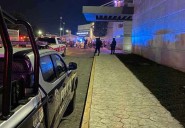 Elemento de la Guardia Nacional balea a su compañero en el Aeropuerto de Cancún
