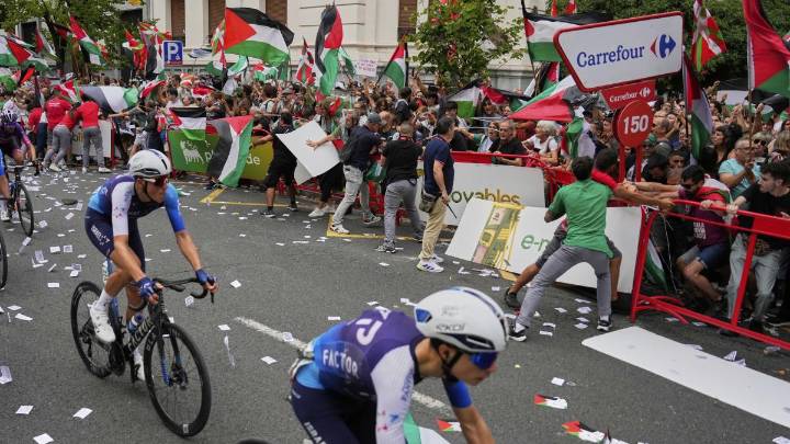 El Israel–Premier Tech descarta retirarse de la Vuelta tras una jornada caótica en Bilbao
