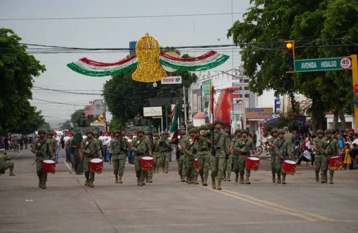 Participaron más de mil personas en desfile por la Independencia de México