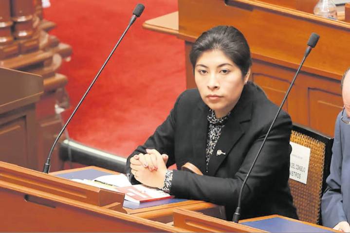Golpista con suerte: Betssy Chávez, libre y cobrará sueldo del Congreso
