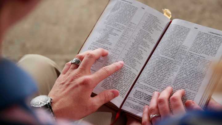 Chatbots religiosos ganan terreno como guía espiritual, expertos advierten sobre riesgos