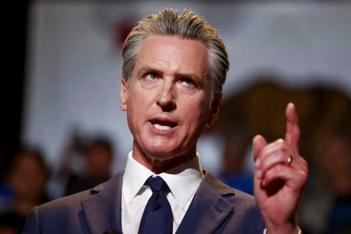 Gobernador de California tacha de "abominable" discurso de Trump contra energías verdes