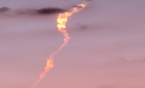 Misterio en el cielo bahiense por una estela de fuego