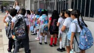 Regresan miles de estudiantes a sus escuelas