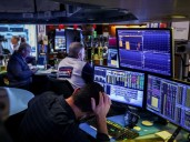 Los bonos se recuperan tras tres días de caídas, pero las acciones siguen en rojo furioso