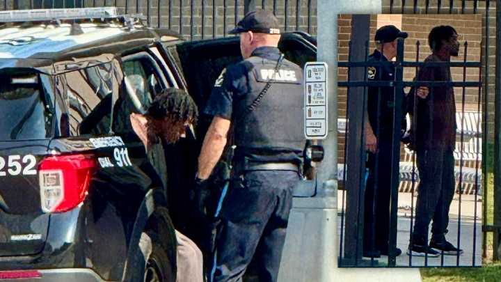 Hombre detenido tras acto de vandalismo en banco de Omaha