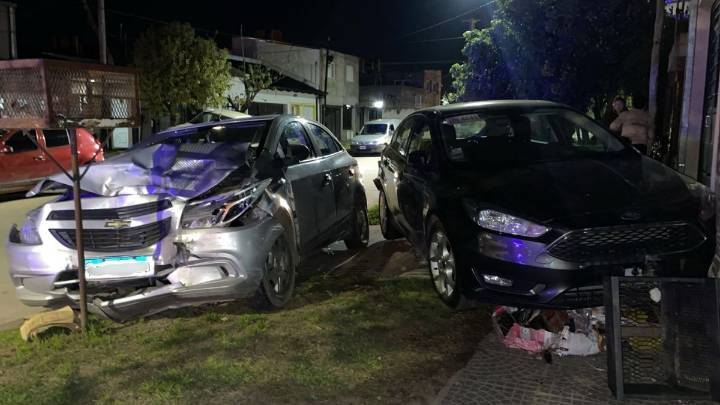 Impactante accidente en Santo Tomé: un auto chocó a otro estacionado y terminaron arriba de la vereda