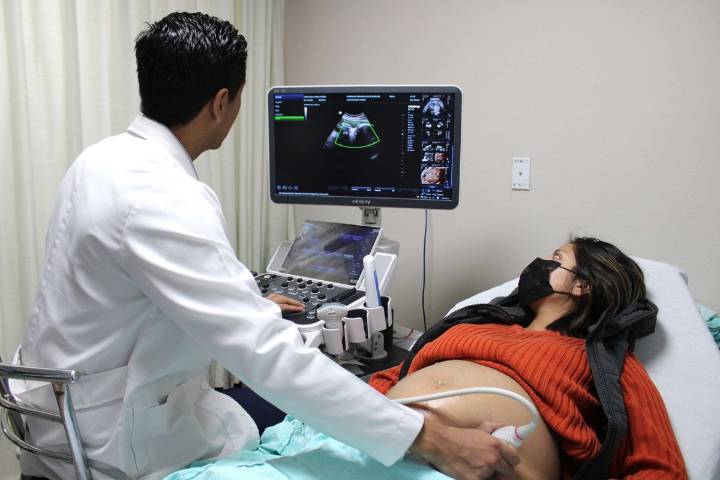 Embarazo adolescente duplica entre hablantes de lengua indígena, revela Inegi