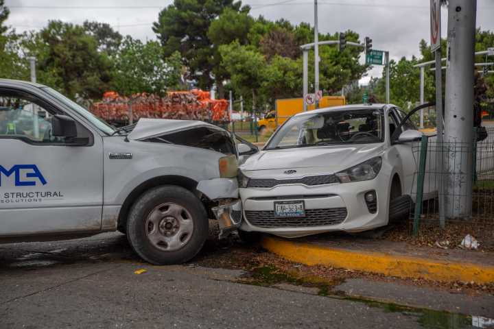 Camioneta con logo de empresa se pasa el semáforo en Zona Río y choca contra otro carro