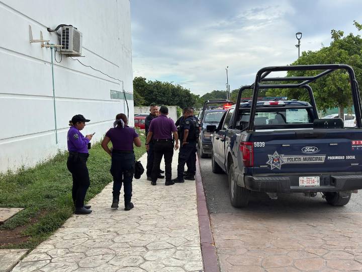 Fuerte movilización policiaca en el Hospital General de Cancún por amenaza de sujetos armados