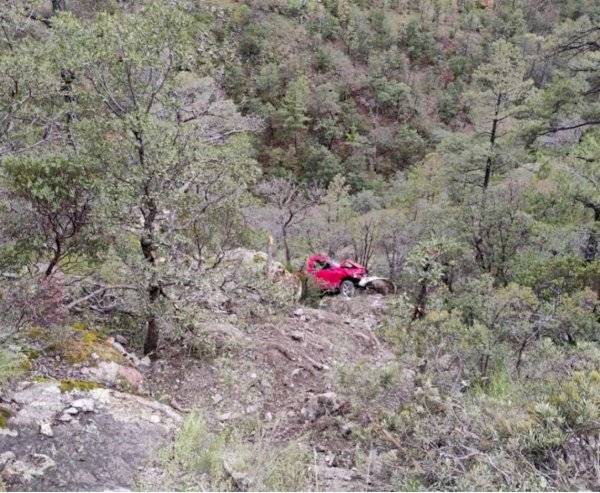Muere joven al desbarrancarse troca en Carichí