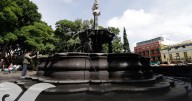 Liberan a mujeres detenidas por dañar fuente de San Miguel durante marcha en Puebla