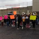 GRUPOS MUSICALES TOCARON SUS INSTRUMENTOS FUERA DEL PENAL DE SANTIAGUITO, EN APOYÓ A LOS MUSICOS DETENIDOS