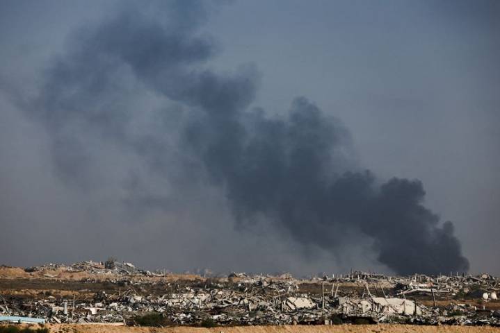 Tanks thrust deeper into Gaza, medics say many injured trapped