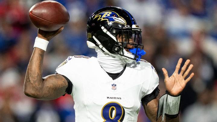 Lamar Jackson shoves fan in retaliation during Ravens' loss