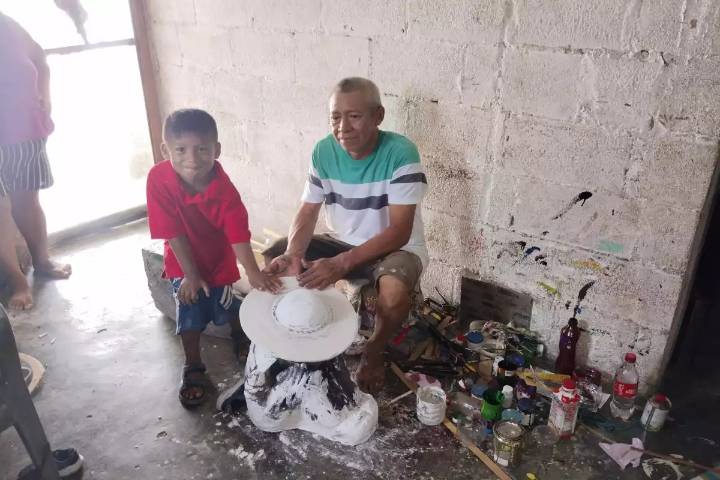 “Siempre me sentí atraído por el arte”: Francisco combina su trabajo de tricitaxista en Hunucmá con la creación y restauración de imágenes y muebles