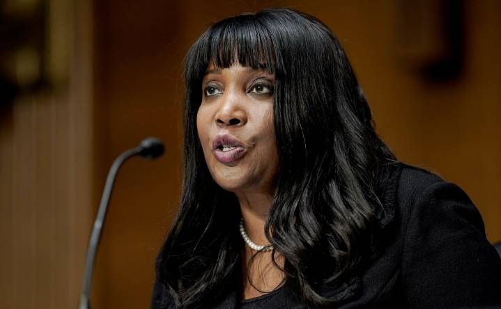 Lisa Cook puede permanecer como gobernadora de la Reserva Federal, determina Tribunal Federal; Trump la despidió
