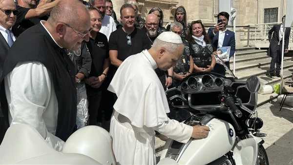 León XIV recibe motocicleta BMW que será subastada para apoyar a niños en Madagascar