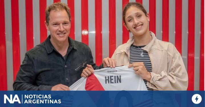 Furor en el Monumental: Agostina Hein visitó el club y recibió una camiseta personalizada