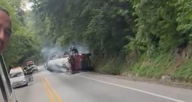 Camión cisterna se volcó en la Troncal del Caribe, vereda Calabazo