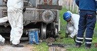 Descarriló un tren de carga en Roca: tres vagones quedaron fuera de las vías y trabajan para recolocarlos