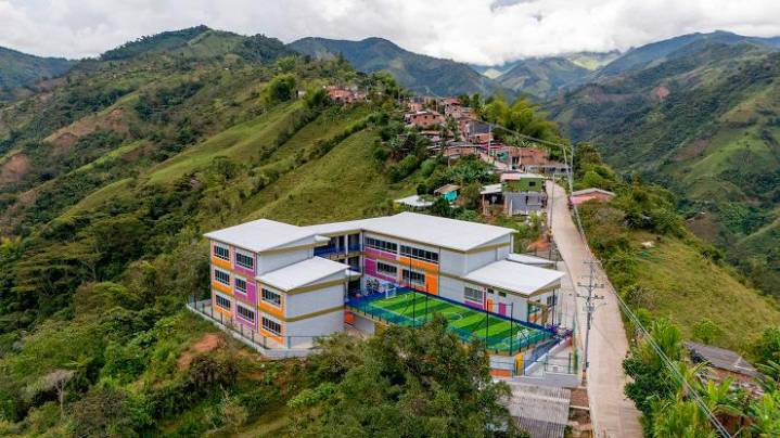 Recuperaron un colegio en las montañas de Antioquia que se había convertido en elefante blanco