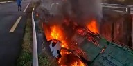 Impactante choque en Corrientes: un camión cayó de un puente, se prendió fuego y el conductor murió incinerado