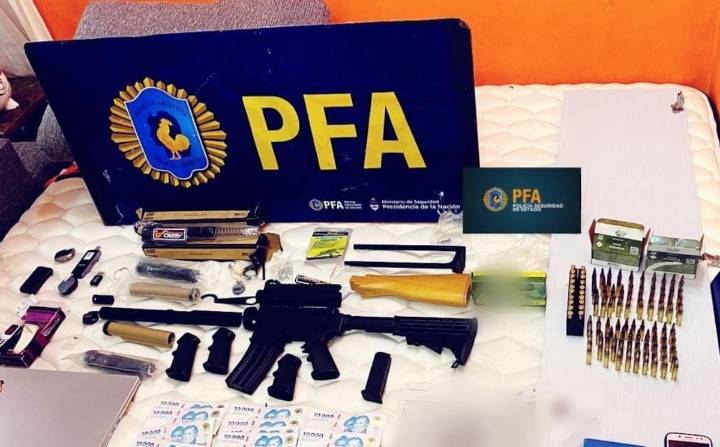 La historia de Iván Méndez, el abogado que vivía en la villa 31 con un fusil de asalto cerca de su cama