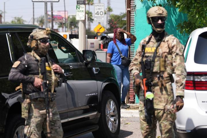 Hispano arrestado por remolcar auto de ICE en redada en Los Ángeles