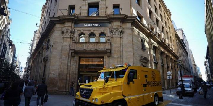 Cómo la nueva restricción del BCRA recalienta el dólar financiero y agranda la brecha cambiaria