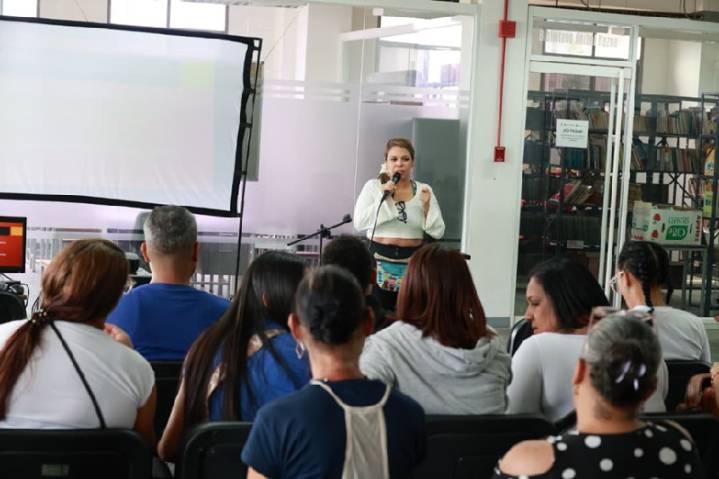 Emprendedores aprenden a potenciar redes sociales y su imagen visual